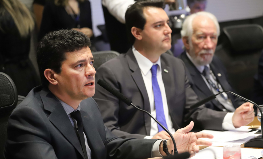 O governador Carlos Massa Ratinho Junior e o ministro da Justiça Sergio Moro, participaram da Encontro do Conselho Nacional de Secretários de Estado da Justiça, Cidadania, Direitos Humanos e Administração Penitenciária. Participaram: os secretários: de Segurança Pública, cel. Romulo Marinho Soares; entre outros.Curitiba, 04-10-19.Foto: Arnaldo Alves / AEN.