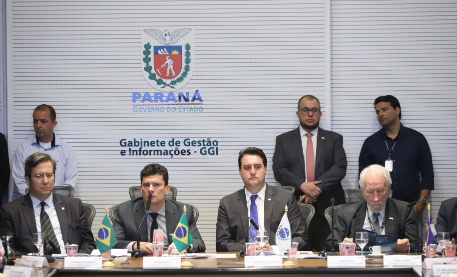 O governador Carlos Massa Ratinho Junior e o ministro da Justiça Sergio Moro, participaram da Encontro do Conselho Nacional de Secretários de Estado da Justiça, Cidadania, Direitos Humanos e Administração Penitenciária. Participaram: os secretários: de Segurança Pública, cel. Romulo Marinho Soares; entre outros.Curitiba, 04-10-19.Foto: Arnaldo Alves / AEN.