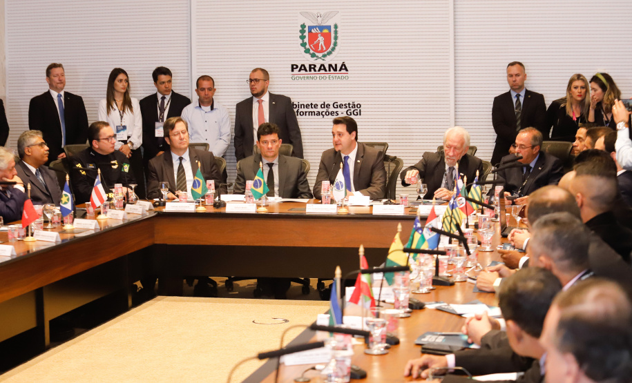 O governador Carlos Massa Ratinho Junior abriu nesta sexta-feira (04) a reunião do Conselho Nacional dos Secretários de Estado da Justiça, da Cidadania, Direitos Humanos e Administração Penitenciária (Consej), realizada no Palácio Iguaçu, em Curitiba.