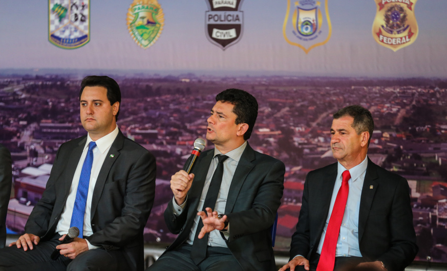 O governador Carlos Massa Ratinho Junior acompanha nesta sexta-feira (04), ações do projeto Em Frente, Brasil de combate à criminalidade violenta acompanhado do ministro da Justiça e Segurança Pública, Sergio Moro, prefeito de São José dos Pinhais, Toninho Fenelon, e do secretário estadual da Segurança Pública, coronel Rômulo Marinho Soares. 03/10/2019 - Foto: Geraldo Bubniak/AEN