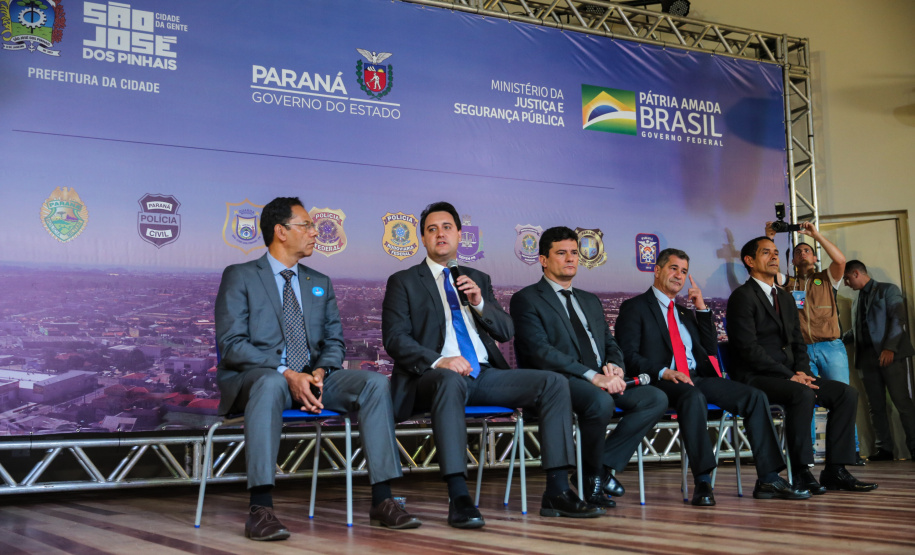 O governador Carlos Massa Ratinho Junior acompanha nesta sexta-feira (04), ações do projeto Em Frente, Brasil de combate à criminalidade violenta acompanhado do ministro da Justiça e Segurança Pública, Sergio Moro, prefeito de São José dos Pinhais, Toninho Fenelon, e do secretário estadual da Segurança Pública, coronel Rômulo Marinho Soares. 03/10/2019 - Foto: Geraldo Bubniak/AEN