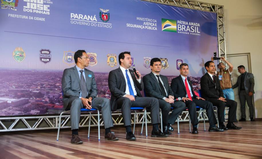 O governador Carlos Massa Ratinho Junior acompanha nesta sexta-feira (04), ações do projeto Em Frente, Brasil de combate à criminalidade violenta acompanhado do ministro da Justiça e Segurança Pública, Sergio Moro, prefeito de São José dos Pinhais, Toninho Fenelon, e do secretário estadual da Segurança Pública, coronel Rômulo Marinho Soares. 03/10/2019 - Foto: Geraldo Bubniak/AEN