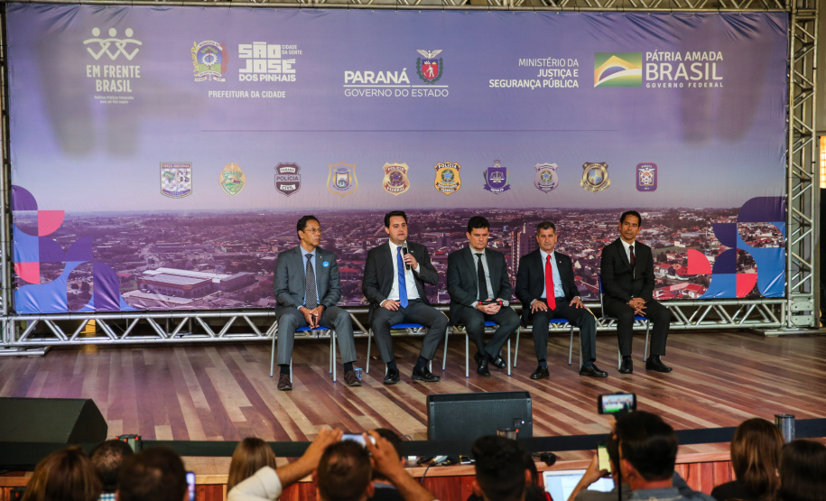 O governador Carlos Massa Ratinho Junior acompanha nesta sexta-feira (04), ações do projeto Em Frente, Brasil de combate à criminalidade violenta acompanhado do ministro da Justiça e Segurança Pública, Sergio Moro, prefeito de São José dos Pinhais, Toninho Fenelon, e do secretário estadual da Segurança Pública, coronel Rômulo Marinho Soares. 03/10/2019 - Foto: Geraldo Bubniak/AEN