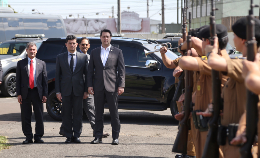 O governador Carlos Massa Ratinho Junior e o ministro da Justiça e Segurança Pública, Sergio Moro, visitam a Base da Força Nacional de Segurança Pública, em São José dos Pinhais. Foto: José Fernando Ogura/AEN