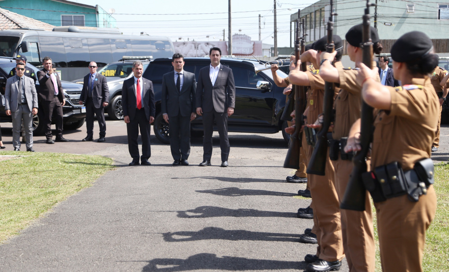 O governador Carlos Massa Ratinho Junior e o ministro da Justiça e Segurança Pública, Sergio Moro, visitam a Base da Força Nacional de Segurança Pública, em São José dos Pinhais. Foto: José Fernando Ogura/AEN