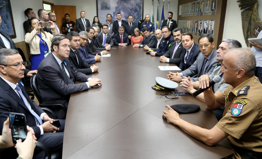 O governador Carlos Massa Ratinho Junior e o ministro da Justiça e Segurança Pública, Sergio Moro,  durante reunião com o prefeito de São José dos Pinhais, Toninho Fenelon, e os comandos das equipes de segurança da União, estados e município que atuam em conjunto no projeto-piloto iniciado pelo Ministério em 30 de agosto. Foto: José Fernando Ogura/AEN