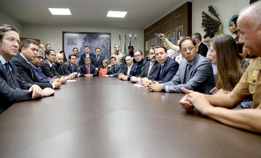 O governador Carlos Massa Ratinho Junior e o ministro da Justiça e Segurança Pública, Sergio Moro,  durante reunião com o prefeito de São José dos Pinhais, Toninho Fenelon, e os comandos das equipes de segurança da União, estados e município que atuam em conjunto no projeto-piloto iniciado pelo Ministério em 30 de agosto. Foto: José Fernando Ogura/AEN