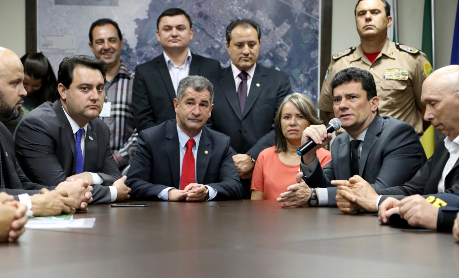 O governador Carlos Massa Ratinho Junior e o ministro da Justiça e Segurança Pública, Sergio Moro,  durante reunião com o prefeito de São José dos Pinhais, Toninho Fenelon, e os comandos das equipes de segurança da União, estados e município que atuam em conjunto no projeto-piloto iniciado pelo Ministério em 30 de agosto. Foto: José Fernando Ogura/AEN