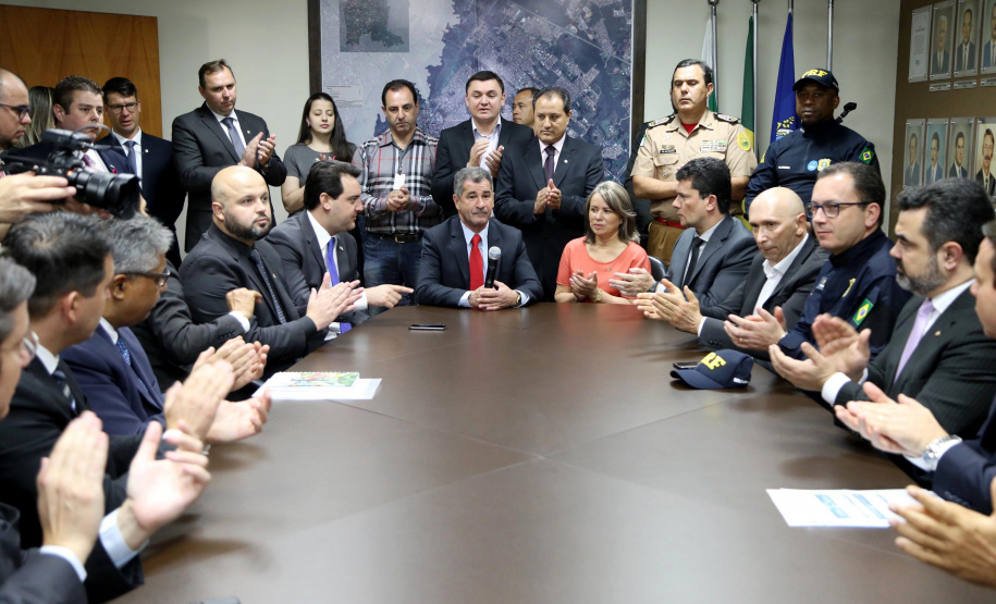 O governador Carlos Massa Ratinho Junior e o ministro da Justiça e Segurança Pública, Sergio Moro,  durante reunião com o prefeito de São José dos Pinhais, Toninho Fenelon, e os comandos das equipes de segurança da União, estados e município que atuam em conjunto no projeto-piloto iniciado pelo Ministério em 30 de agosto. Foto: José Fernando Ogura/AEN