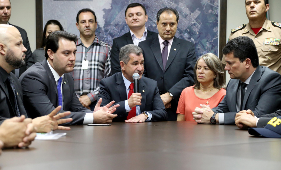 O governador Carlos Massa Ratinho Junior e o ministro da Justiça e Segurança Pública, Sergio Moro,  durante reunião com o prefeito de São José dos Pinhais, Toninho Fenelon, e os comandos das equipes de segurança da União, estados e município que atuam em conjunto no projeto-piloto iniciado pelo Ministério em 30 de agosto. Foto: José Fernando Ogura/AEN