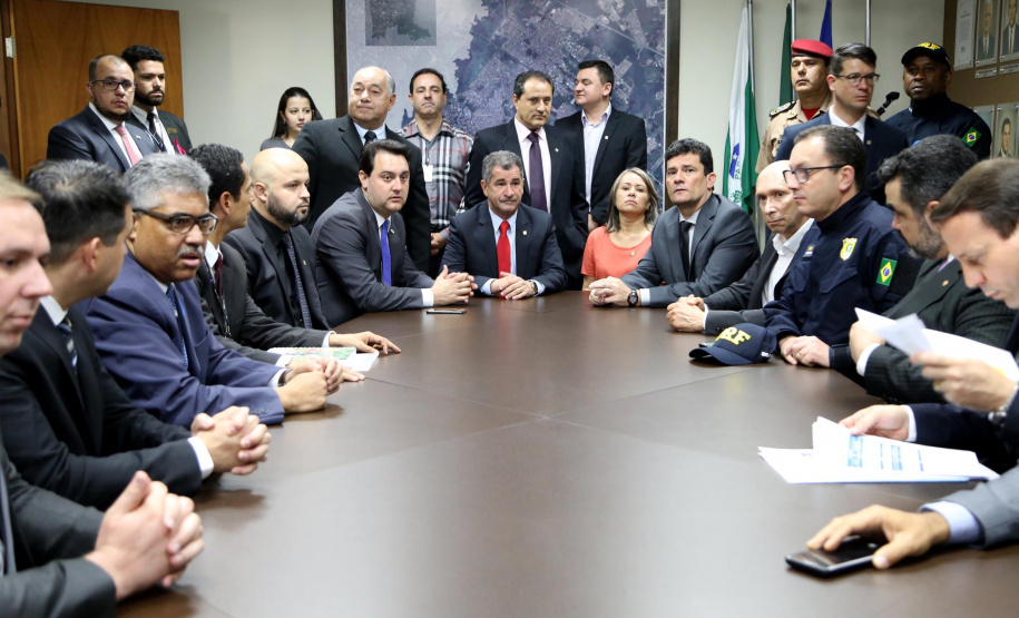 O governador Carlos Massa Ratinho Junior e o ministro da Justiça e Segurança Pública, Sergio Moro,  durante reunião com o prefeito de São José dos Pinhais, Toninho Fenelon, e os comandos das equipes de segurança da União, estados e município que atuam em conjunto no projeto-piloto iniciado pelo Ministério em 30 de agosto. Foto: José Fernando Ogura/AEN