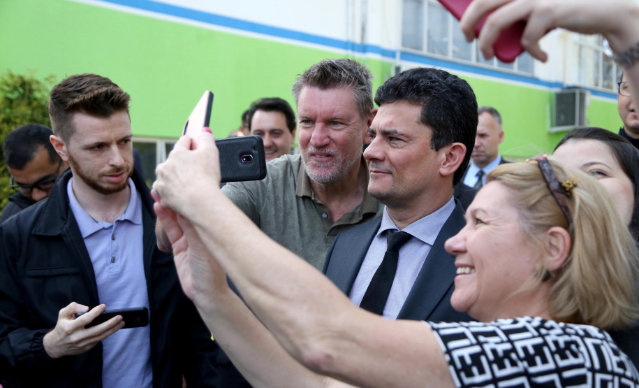O governador Carlos Massa Ratinho Junior e o ministro da Justiça e Segurança Pública, Sergio Moro,  durante reunião com o prefeito de São José dos Pinhais, Toninho Fenelon, e os comandos das equipes de segurança da União, estados e município que atuam em conjunto no projeto-piloto iniciado pelo Ministério em 30 de agosto. Foto: José Fernando Ogura/AEN