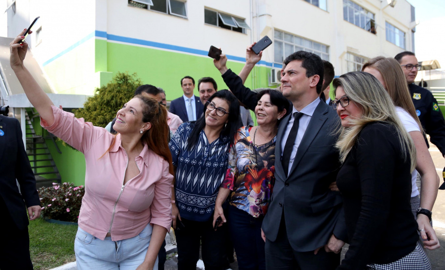 O governador Carlos Massa Ratinho Junior e o ministro da Justiça e Segurança Pública, Sergio Moro,  durante reunião com o prefeito de São José dos Pinhais, Toninho Fenelon, e os comandos das equipes de segurança da União, estados e município que atuam em conjunto no projeto-piloto iniciado pelo Ministério em 30 de agosto. Foto: José Fernando Ogura/AEN