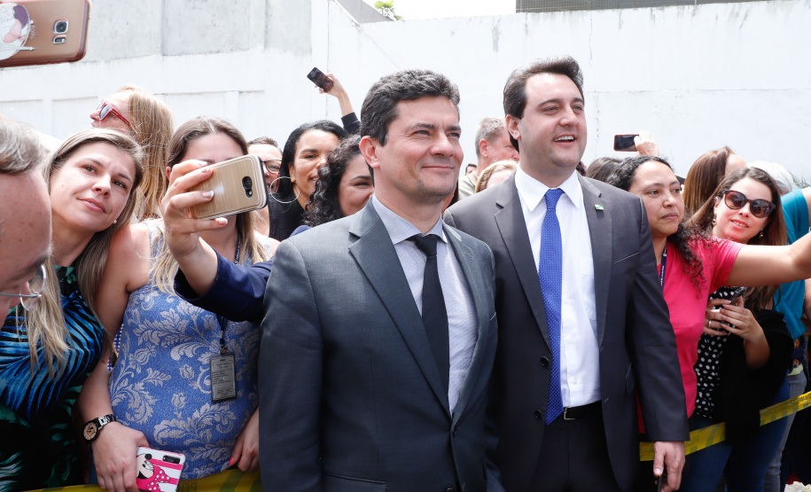 O governador Carlos Massa Ratinho Junior e o ministro da Justiça e Segurança Pública, Sergio Moro,  durante reunião com o prefeito de São José dos Pinhais, Toninho Fenelon, e os comandos das equipes de segurança da União, estados e município que atuam em conjunto no projeto-piloto iniciado pelo Ministério em 30 de agosto.