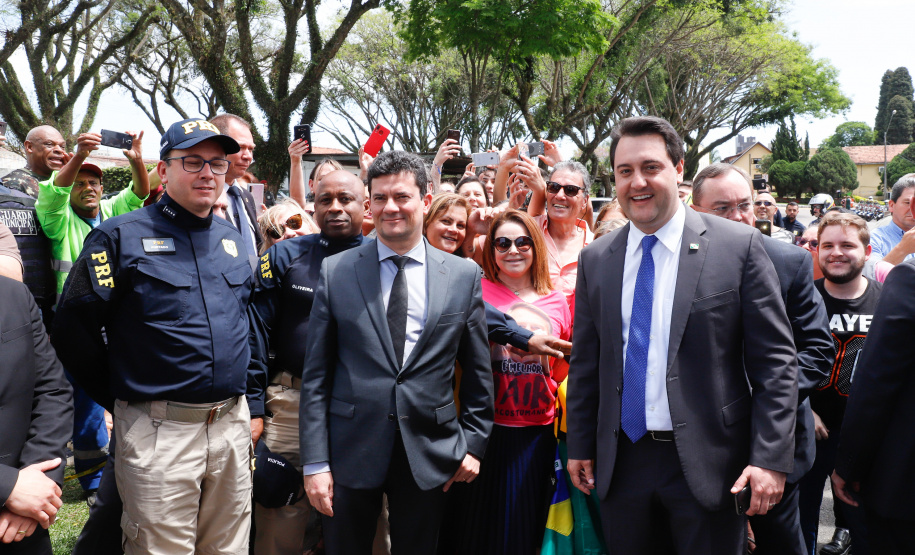 O governador Carlos Massa Ratinho Junior e o ministro da Justiça e Segurança Pública, Sergio Moro,  durante reunião com o prefeito de São José dos Pinhais, Toninho Fenelon, e os comandos das equipes de segurança da União, estados e município que atuam em conjunto no projeto-piloto iniciado pelo Ministério em 30 de agosto.