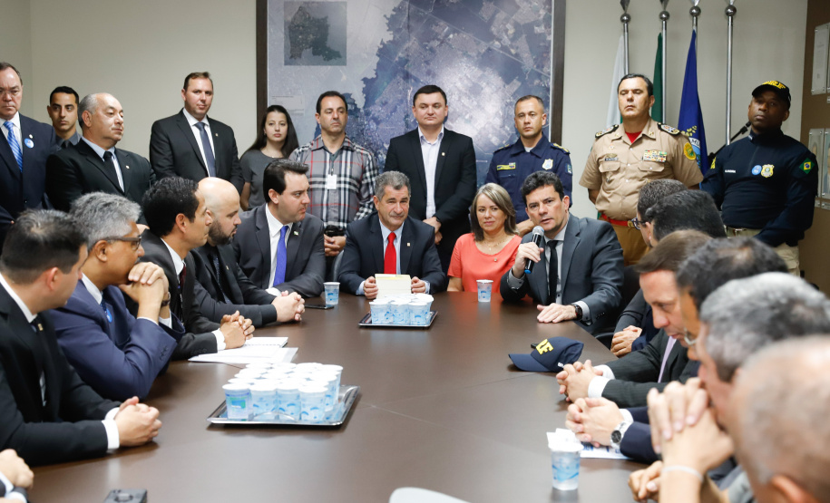 O governador Carlos Massa Ratinho Junior e o ministro da Justiça e Segurança Pública, Sergio Moro,  durante reunião com o prefeito de São José dos Pinhais, Toninho Fenelon, e os comandos das equipes de segurança da União, estados e município que atuam em conjunto no projeto-piloto iniciado pelo Ministério em 30 de agosto.