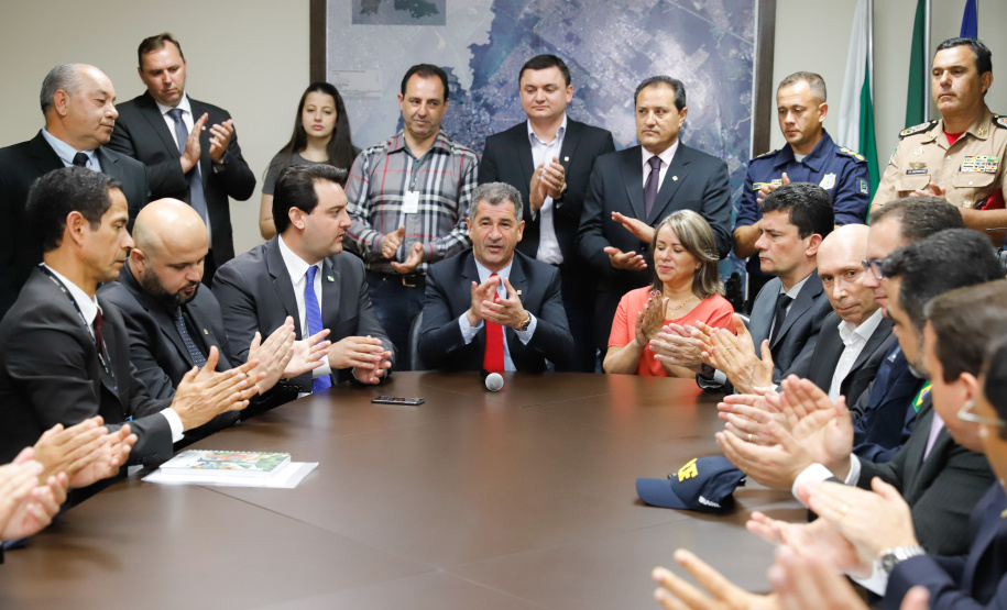 O governador Carlos Massa Ratinho Junior e o ministro da Justiça e Segurança Pública, Sergio Moro,  durante reunião com o prefeito de São José dos Pinhais, Toninho Fenelon, e os comandos das equipes de segurança da União, estados e município que atuam em conjunto no projeto-piloto iniciado pelo Ministério em 30 de agosto.