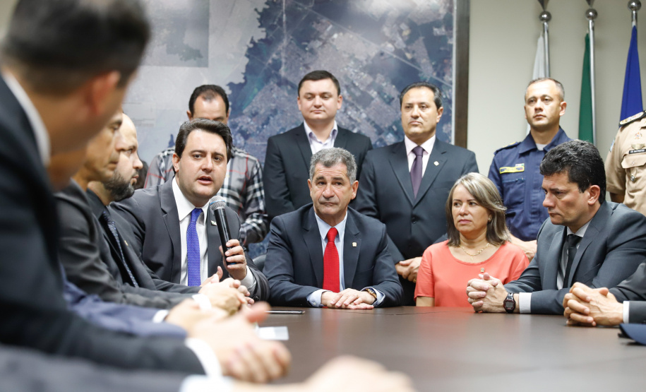 O governador Carlos Massa Ratinho Junior e o ministro da Justiça e Segurança Pública, Sergio Moro,  durante reunião com o prefeito de São José dos Pinhais, Toninho Fenelon, e os comandos das equipes de segurança da União, estados e município que atuam em conjunto no projeto-piloto iniciado pelo Ministério em 30 de agosto.