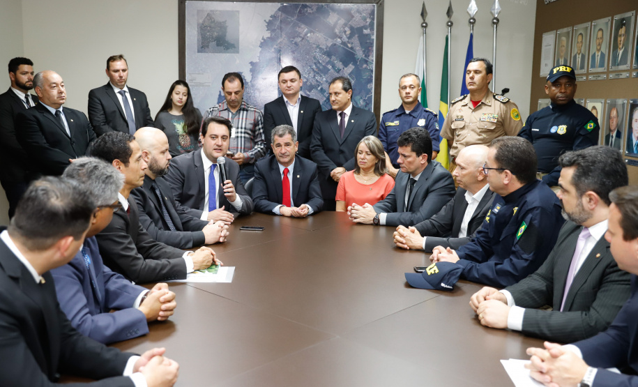 O governador Carlos Massa Ratinho Junior e o ministro da Justiça e Segurança Pública, Sergio Moro,  durante reunião com o prefeito de São José dos Pinhais, Toninho Fenelon, e os comandos das equipes de segurança da União, estados e município que atuam em conjunto no projeto-piloto iniciado pelo Ministério em 30 de agosto.