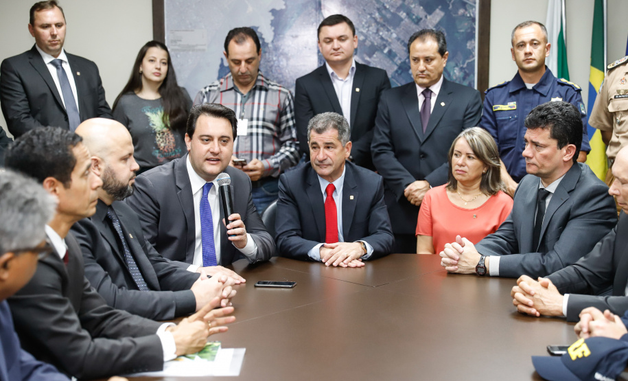 O governador Carlos Massa Ratinho Junior e o ministro da Justiça e Segurança Pública, Sergio Moro,  durante reunião com o prefeito de São José dos Pinhais, Toninho Fenelon, e os comandos das equipes de segurança da União, estados e município que atuam em conjunto no projeto-piloto iniciado pelo Ministério em 30 de agosto.