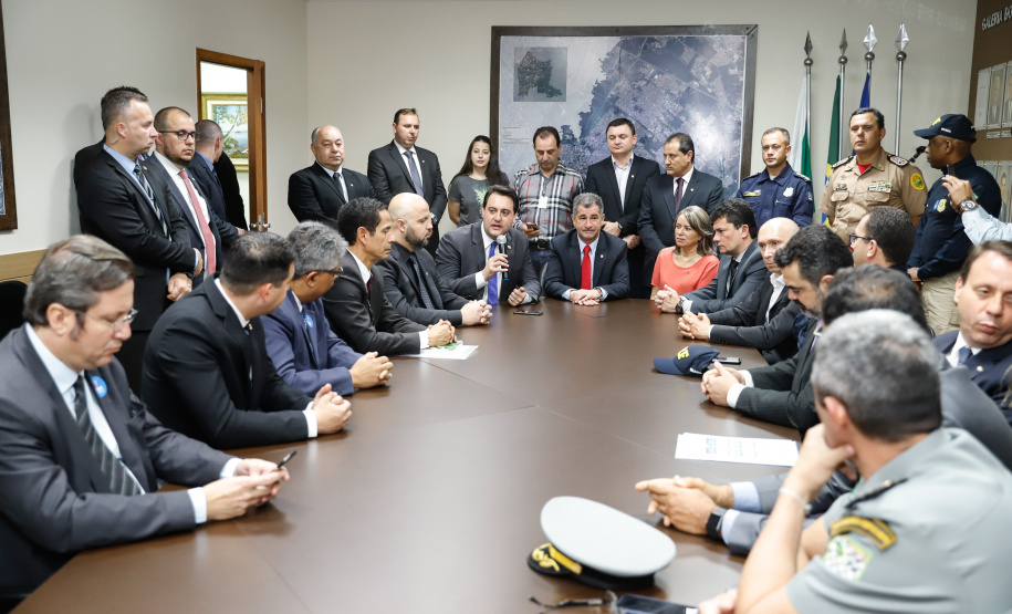 O governador Carlos Massa Ratinho Junior e o ministro da Justiça e Segurança Pública, Sergio Moro,  durante reunião com o prefeito de São José dos Pinhais, Toninho Fenelon, e os comandos das equipes de segurança da União, estados e município que atuam em conjunto no projeto-piloto iniciado pelo Ministério em 30 de agosto.