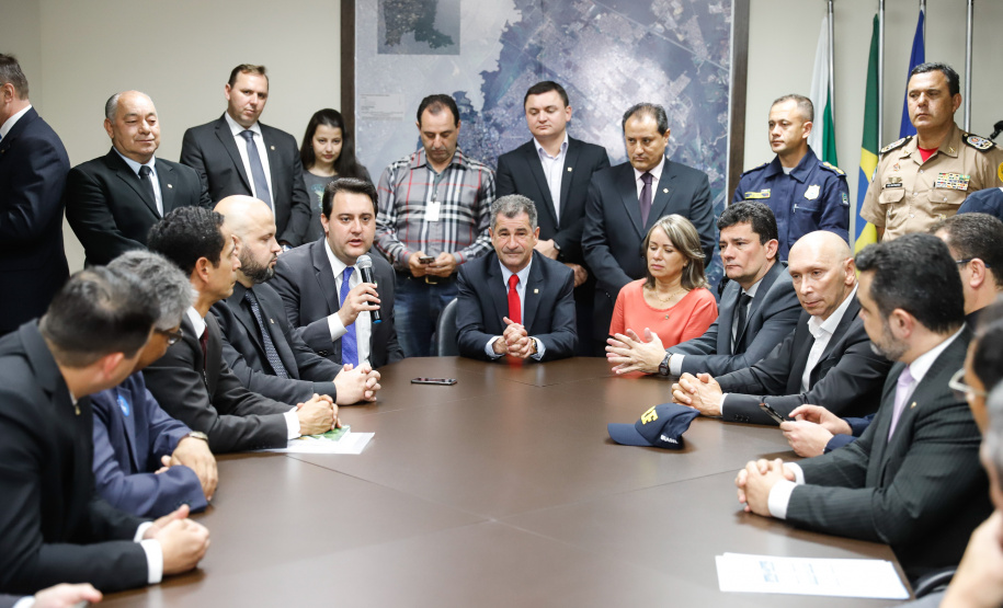 O governador Carlos Massa Ratinho Junior e o ministro da Justiça e Segurança Pública, Sergio Moro,  durante reunião com o prefeito de São José dos Pinhais, Toninho Fenelon, e os comandos das equipes de segurança da União, estados e município que atuam em conjunto no projeto-piloto iniciado pelo Ministério em 30 de agosto.