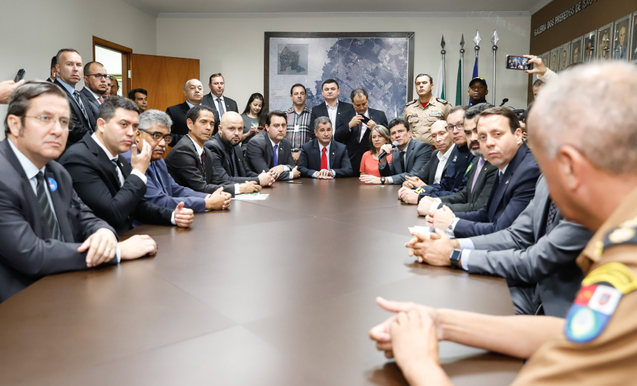O governador Carlos Massa Ratinho Junior e o ministro da Justiça e Segurança Pública, Sergio Moro,  durante reunião com o prefeito de São José dos Pinhais, Toninho Fenelon, e os comandos das equipes de segurança da União, estados e município que atuam em conjunto no projeto-piloto iniciado pelo Ministério em 30 de agosto.