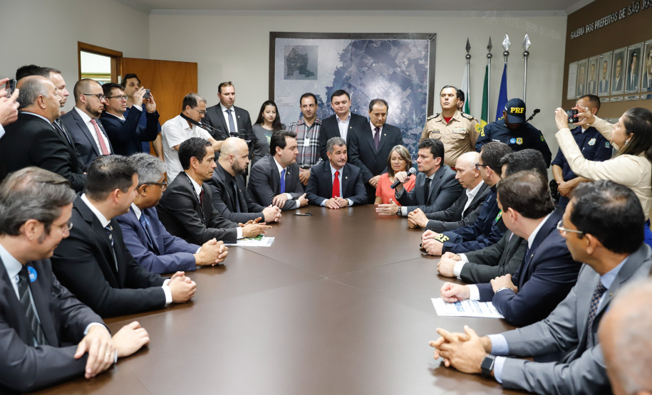 O governador Carlos Massa Ratinho Junior e o ministro da Justiça e Segurança Pública, Sergio Moro,  durante reunião com o prefeito de São José dos Pinhais, Toninho Fenelon, e os comandos das equipes de segurança da União, estados e município que atuam em conjunto no projeto-piloto iniciado pelo Ministério em 30 de agosto.