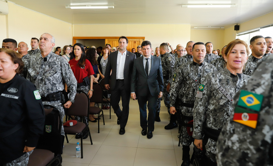 O governador Carlos Massa Ratinho Junior e o ministro da Justiça e Segurança Pública, Sergio Moro, visitam a Base da Força Nacional de Segurança Pública, em São José dos Pinhais.