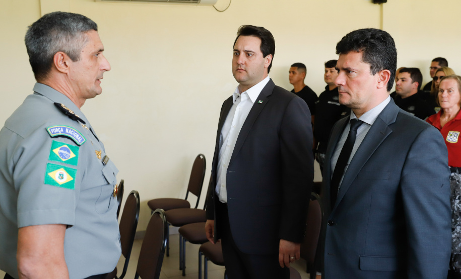 O governador Carlos Massa Ratinho Junior e o ministro da Justiça e Segurança Pública, Sergio Moro, visitam a Base da Força Nacional de Segurança Pública, em São José dos Pinhais.