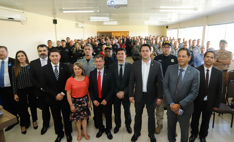 O governador Carlos Massa Ratinho Junior e o ministro da Justiça e Segurança Pública, Sergio Moro, visitam a Base da Força Nacional de Segurança Pública, em São José dos Pinhais.