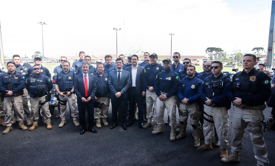 O governador Carlos Massa Ratinho Junior e o ministro da Justiça e Segurança Pública, Sergio Moro, visitam a Base da Força Nacional de Segurança Pública, em São José dos Pinhais.