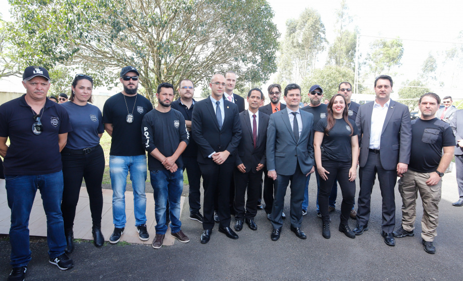 O governador Carlos Massa Ratinho Junior e o ministro da Justiça e Segurança Pública, Sergio Moro, visitam a Base da Força Nacional de Segurança Pública, em São José dos Pinhais.