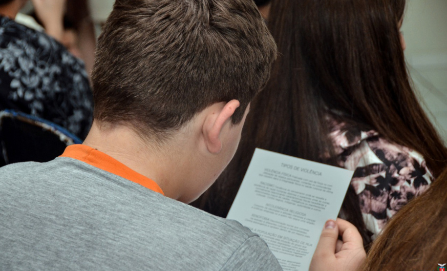 A coordenadora de Políticas para Mulheres do Governo do Estado, Goretti Bussolo, e o policial militar da reserva que trabalha num dos turnos de um colégio em Fazenda Rio Grande, na Região Metropolitana de Curitiba, parte do programa Escola Segura, receberam nesta sexta-feira (4) cinco denúncias de abuso e violência durante uma palestra que tinha como título Feminicídio e Violência Contra a Mulher