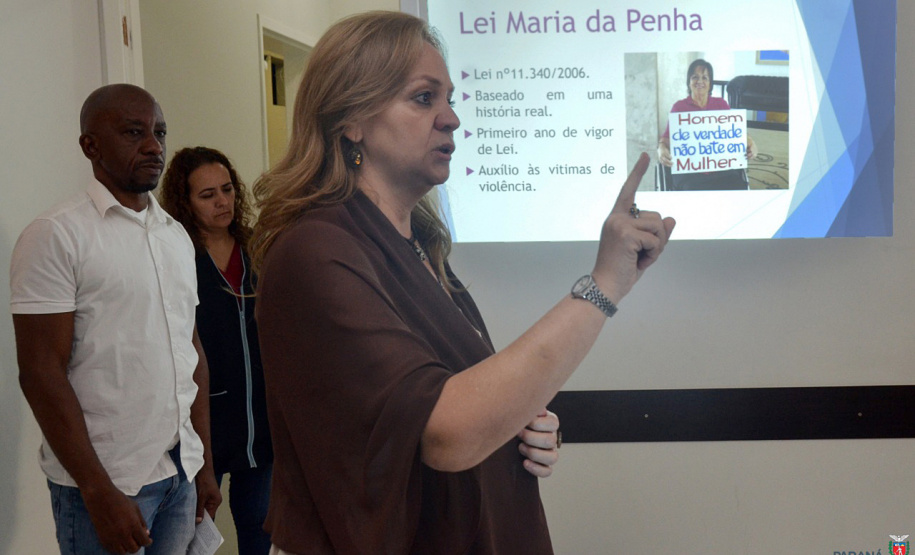 A coordenadora de Políticas para Mulheres do Governo do Estado, Goretti Bussolo, e o policial militar da reserva que trabalha num dos turnos de um colégio em Fazenda Rio Grande, na Região Metropolitana de Curitiba, parte do programa Escola Segura, receberam nesta sexta-feira (4) cinco denúncias de abuso e violência durante uma palestra que tinha como título Feminicídio e Violência Contra a Mulher