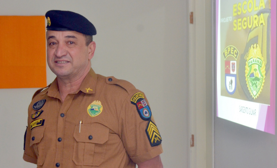 A coordenadora de Políticas para Mulheres do Governo do Estado, Goretti Bussolo, e o policial militar da reserva que trabalha num dos turnos de um colégio em Fazenda Rio Grande, na Região Metropolitana de Curitiba, parte do programa Escola Segura, receberam nesta sexta-feira (4) cinco denúncias de abuso e violência durante uma palestra que tinha como título Feminicídio e Violência Contra a Mulher