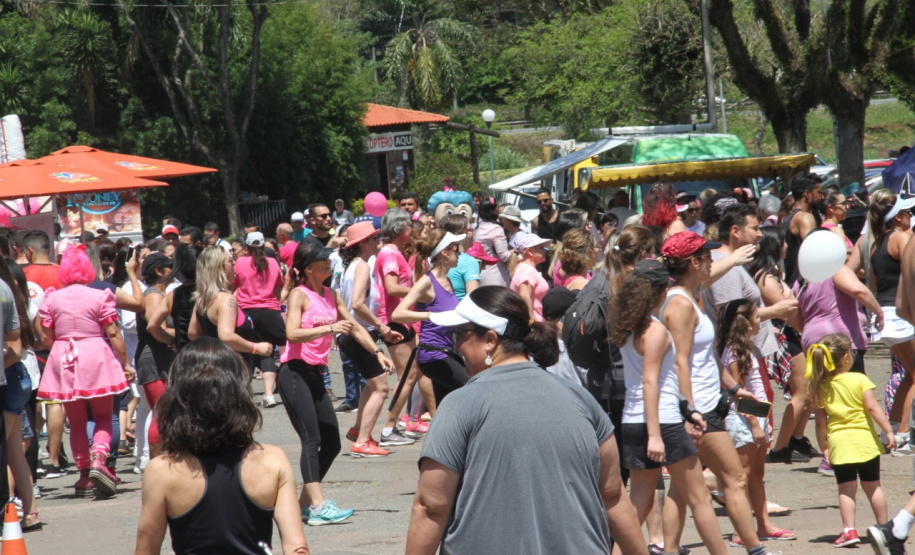 Outubro Rosa do Governo do Paraná reúne mais de mil pessoas no Parque Barigui. Foto:Divulgação/SEJUF