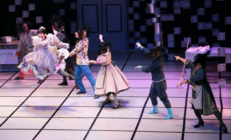 O G2 Cia. de Dança, companhia de bailarinos master do Teatro Guaíra, se apresenta no Sudeste e Nordeste do país em outubro. Dias 13 e 15 o grupo dança em Vitória (ES) e dias 26 e 27 é a vez de Fortaleza (CE). As viagens fazem parte da celebração de vinte anos do G2. No repertório, duas coreografias aclamadas: La Cena e Blow Elliot Benjamin. Nos últimos anos, o grupo vem desenvolvendo uma técnica inovadora que une dança, interpretação e música.