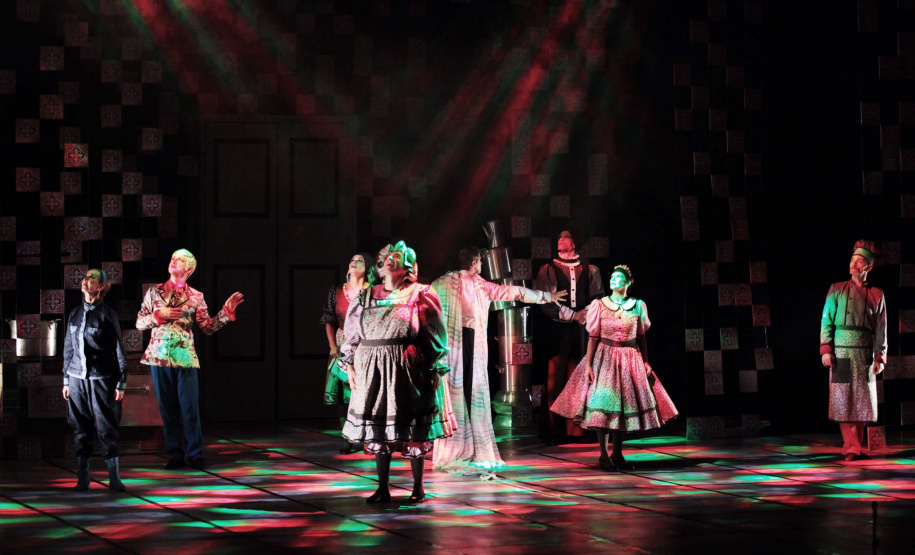 O G2 Cia. de Dança, companhia de bailarinos master do Teatro Guaíra, se apresenta no Sudeste e Nordeste do país em outubro. Dias 13 e 15 o grupo dança em Vitória (ES) e dias 26 e 27 é a vez de Fortaleza (CE). As viagens fazem parte da celebração de vinte anos do G2. No repertório, duas coreografias aclamadas: La Cena e Blow Elliot Benjamin. Nos últimos anos, o grupo vem desenvolvendo uma técnica inovadora que une dança, interpretação e música.