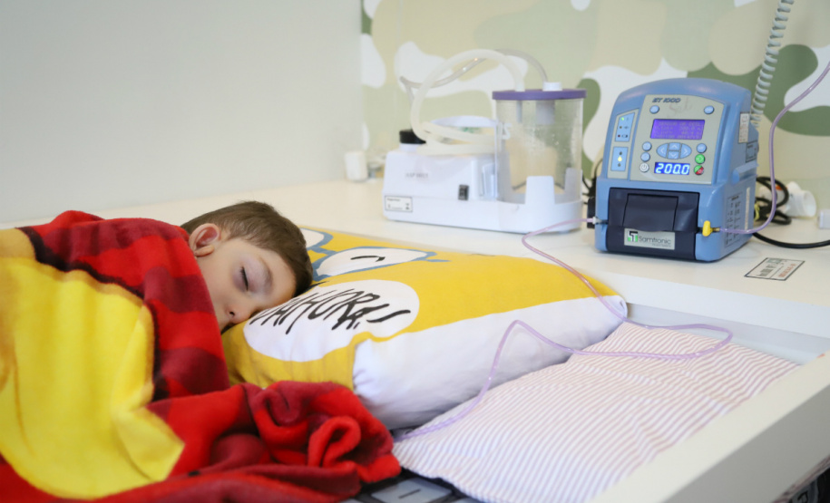 A Copel acaba de abrir um telefone exclusivo para atendimento a casos de falta de energia em domicílios onde residem pacientes dependentes do uso de equipamentos elétricos vitais, como respiradores, ventiladores, aspiradores e equipamentos de diálise.A consumidora Letícia Fanini e seu filho Lorenzo (fotos) receberam a notícia por parte dos copelianos Charllys Silveira e Anderson Marcos.Foto: Divulgação/Copel