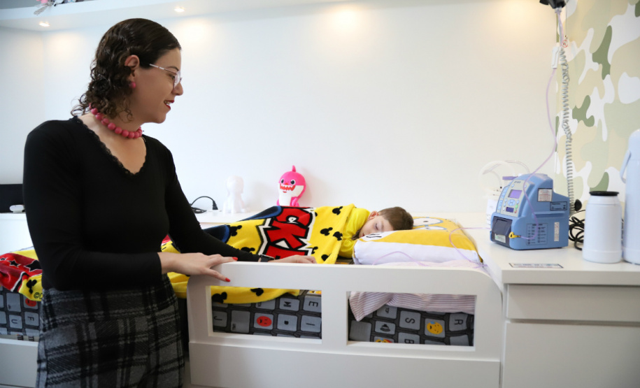 A Copel acaba de abrir um telefone exclusivo para atendimento a casos de falta de energia em domicílios onde residem pacientes dependentes do uso de equipamentos elétricos vitais, como respiradores, ventiladores, aspiradores e equipamentos de diálise.A consumidora Letícia Fanini e seu filho Lorenzo (fotos) receberam a notícia por parte dos copelianos Charllys Silveira e Anderson Marcos.Foto: Divulgação/Copel