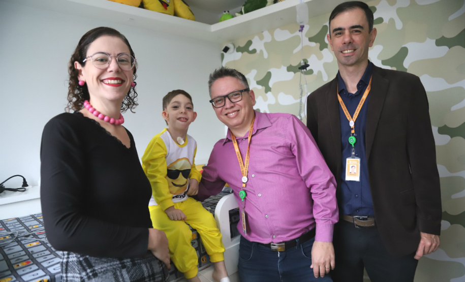 A Copel acaba de abrir um telefone exclusivo para atendimento a casos de falta de energia em domicílios onde residem pacientes dependentes do uso de equipamentos elétricos vitais, como respiradores, ventiladores, aspiradores e equipamentos de diálise.A consumidora Letícia Fanini e seu filho Lorenzo (fotos) receberam a notícia por parte dos copelianos Charllys Silveira e Anderson Marcos.Foto: Divulgação/Copel