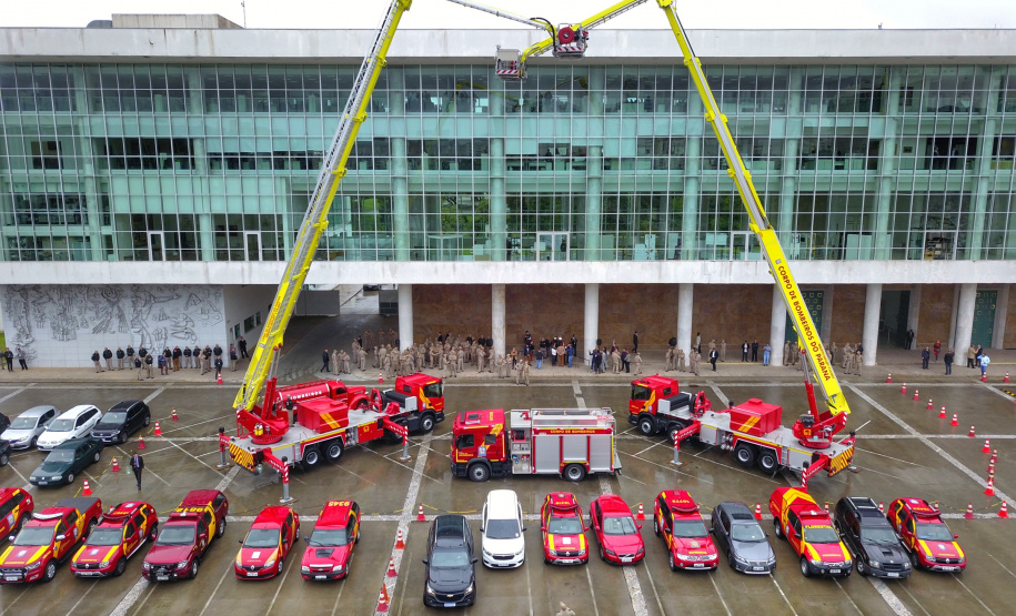 O Corpo de Bombeiros do Paraná recebeu nesta segunda-feira (7) duas novas plataformas skylift, utilizadas no combate a incêndios em grandes alturas. A entrega dos novos equipamentos foi feita pelo governador Carlos Massa Ratinho Junior, como parte das comemorações pelos 107 anos da Corporação.Foto: José Fernando Ogura/AEN