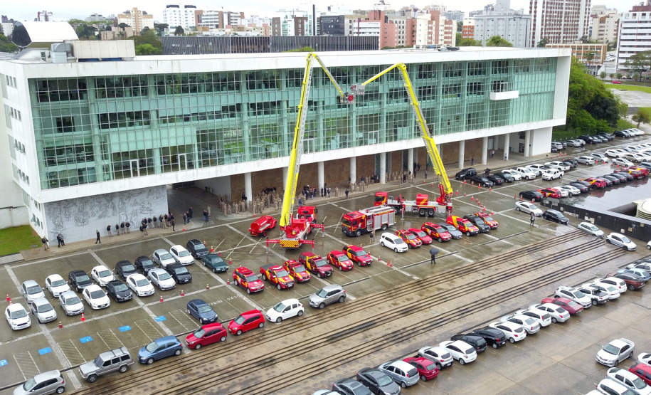 O Corpo de Bombeiros do Paraná recebeu nesta segunda-feira (7) duas novas plataformas skylift, utilizadas no combate a incêndios em grandes alturas. A entrega dos novos equipamentos foi feita pelo governador Carlos Massa Ratinho Junior, como parte das comemorações pelos 107 anos da Corporação.Foto: José Fernando Ogura/AEN