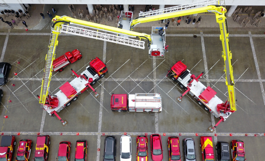 O Corpo de Bombeiros do Paraná recebeu nesta segunda-feira (7) duas novas plataformas skylift, utilizadas no combate a incêndios em grandes alturas. A entrega dos novos equipamentos foi feita pelo governador Carlos Massa Ratinho Junior, como parte das comemorações pelos 107 anos da Corporação.Foto: José Fernando Ogura/AEN
