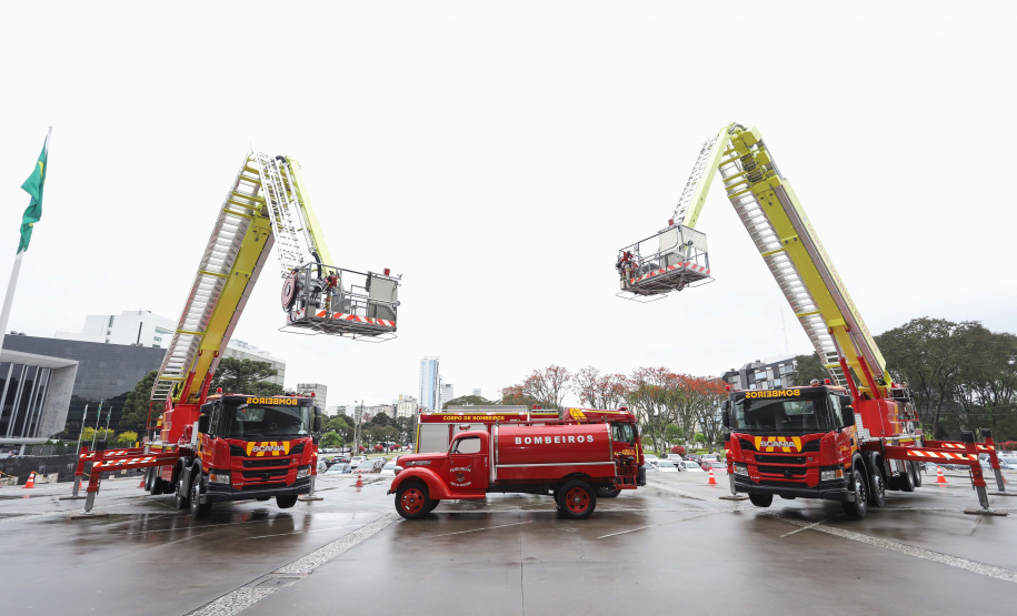 O governador Carlos Massa Ratinho Junior entrega nesta segunda-feira (07), viaturas de plataforma mecânica e um veículo auto bomba tanque. Participaram: vice-governador, Darci Piana; os secretários: da Segurança Pública, Romulo Marinho Soares, da Saúde, Beto Preto; comandante Geral da PMPR, cel. Pericles Matos; comandante do Corpo de Bombeiros, cel. Samuel Prestes; entre outros.Curitiba, 07-10-19.Foto: Arnaldo Alves / AEN.