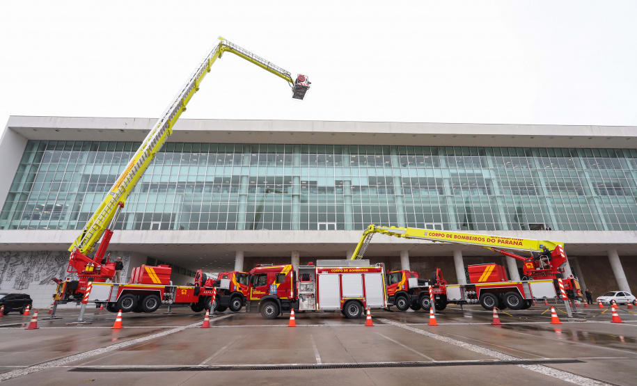 O governador Carlos Massa Ratinho Junior entrega nesta segunda-feira (07), viaturas de plataforma mecânica e um veículo auto bomba tanque. Participaram: vice-governador, Darci Piana; os secretários: da Segurança Pública, Romulo Marinho Soares, da Saúde, Beto Preto; comandante Geral da PMPR, cel. Pericles Matos; comandante do Corpo de Bombeiros, cel. Samuel Prestes; entre outros.Curitiba, 07-10-19.Foto: Arnaldo Alves / AEN.
