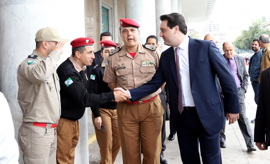 O governador Carlos Massa Ratinho Junior entrega nesta segunda-feira (07), viaturas de plataforma mecânica e um veículo auto bomba tanque. Participaram: vice-governador, Darci Piana; os secretários: da Segurança Pública, Romulo Marinho Soares, da Saúde, Beto Preto; comandante Geral da PMPR, cel. Pericles Matos; comandante do Corpo de Bombeiros, cel. Samuel Prestes; entre outros.Curitiba, 07-10-19.Foto: Arnaldo Alves / AEN.