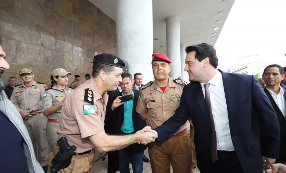 O governador Carlos Massa Ratinho Junior entrega nesta segunda-feira (07), viaturas de plataforma mecânica e um veículo auto bomba tanque. Participaram: vice-governador, Darci Piana; os secretários: da Segurança Pública, Romulo Marinho Soares, da Saúde, Beto Preto; comandante Geral da PMPR, cel. Pericles Matos; comandante do Corpo de Bombeiros, cel. Samuel Prestes; entre outros.Curitiba, 07-10-19.Foto: Arnaldo Alves / AEN.