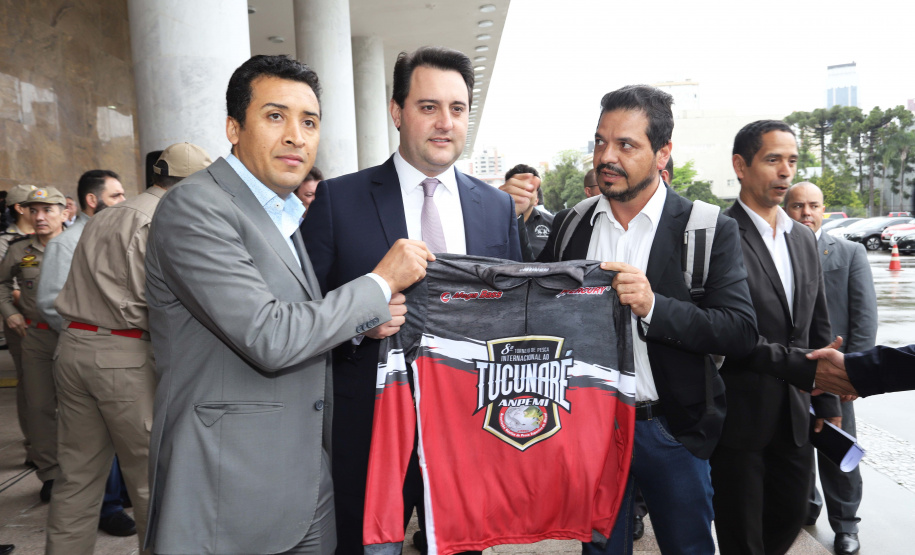 O governador Carlos Massa Ratinho Junior entrega nesta segunda-feira (07), viaturas de plataforma mecânica e um veículo auto bomba tanque. Participaram: vice-governador, Darci Piana; os secretários: da Segurança Pública, Romulo Marinho Soares, da Saúde, Beto Preto; comandante Geral da PMPR, cel. Pericles Matos; comandante do Corpo de Bombeiros, cel. Samuel Prestes; entre outros.Curitiba, 07-10-19.Foto: Arnaldo Alves / AEN.